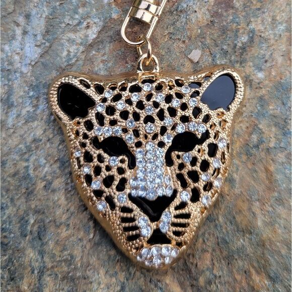 Crystal Leopard Head Keychain - Picture 2 of 6